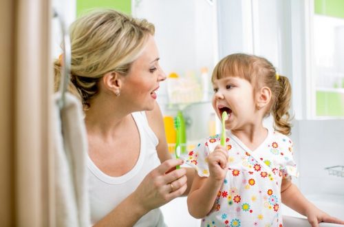 Как научить ребенка чистить зубы. Как помочь детям правильно научиться чистить зубы