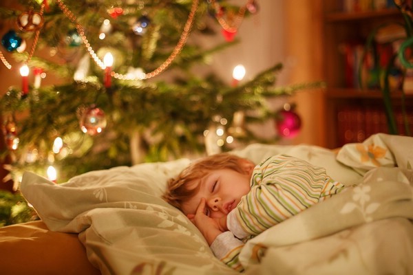 Ребенок ложится спать на Новый год