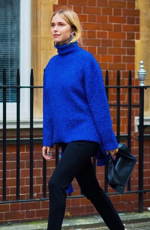 Голубой пуловер с чем носить