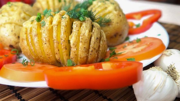 Картошка Гармошка с чесноком и зеленью 