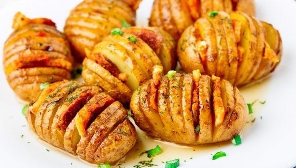Печеная картошка-гармошка с беконом