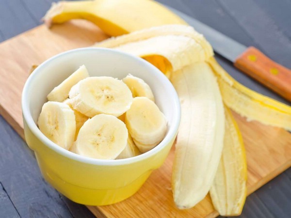 порезанные бананы в чашечке и кожура