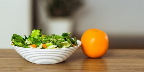 Салат с авокадо, овощами и фруктами