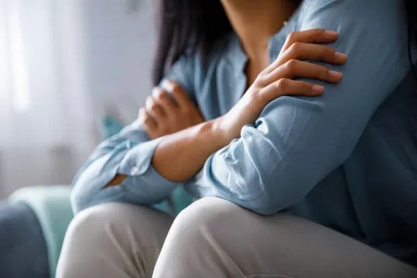 8 фраз, которые помогут успокоить тревогу, по мнению терапевта